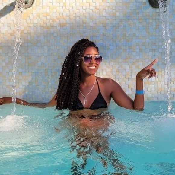 Meet your Posher, Danielle - Picture 1 of 1